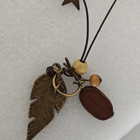 Elegant Black and Brown Feather 🪶 Pendant Necklace - Picture 3 of 5